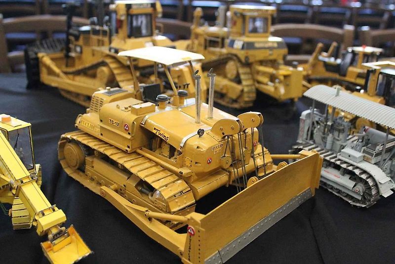 Papírový model buldozeru Caterpillar.