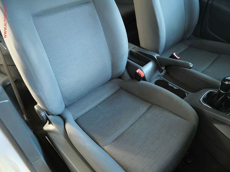 Volkswagen Golf (2004) 1.6i, 2.maj,ČR, AC, STK6/28 - fotka 11 z 17