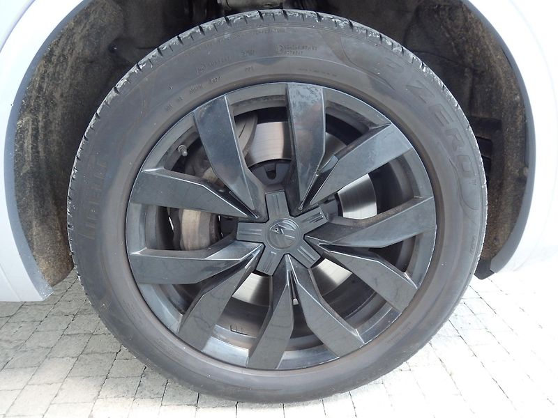 Volkswagen Touareg 4.0 TDI V8 310 kW R-LINE - fotka 22 z 26