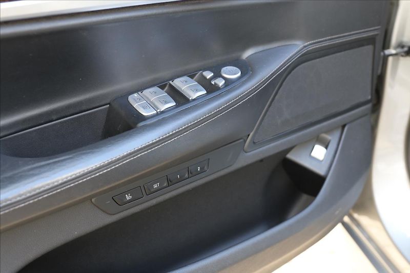 BMW Řada 7 3,0 750LD XDRIVE, ČR, DPH - fotka 27 z 74