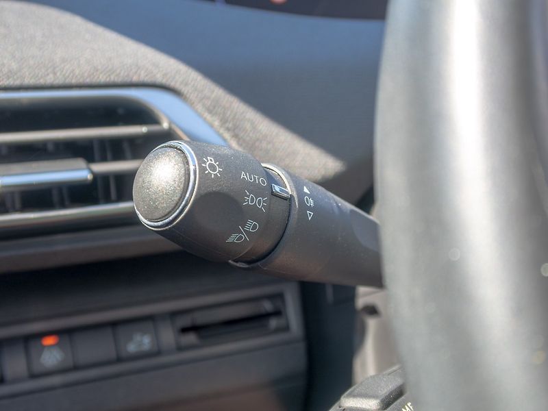Peugeot 3008 (2021) ČR 1.2T 96KW LED – CEBIA - fotka 23 z 57