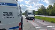 Kontrolní vážení dodávek na silnici I/6 Praha - Karlovy Vary u Bochova. Inspektoři Centra služeb pro silniční dopravu tu za dopoledne odhalili celkem tři přetížené dodávky.