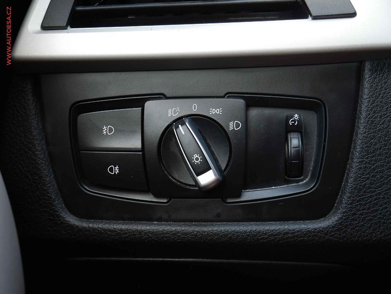 BMW Řada 3 (2015) 2.0D xDrive, ČR, AT, bixen - fotka 18 z 19
