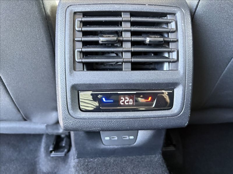 Volkswagen Golf 2,0 TDI 110 KW AUTOMAT STYLE - fotka 29 z 35