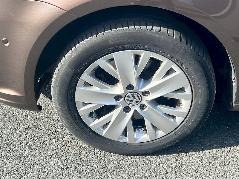 Volkswagen Touran (2013) Comfortline 1.4 TSI 103 kW 6°m - fotka 10 z 30