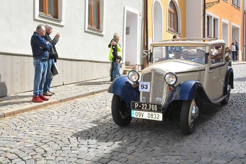 Stovka nablýskaných motocyklů a automobilů předválečné a meziválečné éry vyrazila v neděli z Horního náměstí v Přerově na spanilou jízdu regionem. Nejstarší účastnicí byla osmaosmdesátiletá Libuše Šulcová, která na trasu vyrazila na motocyklu BSA 770 se s