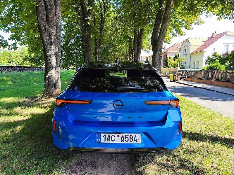 Opel vyniká ostrými sportovními rysy.