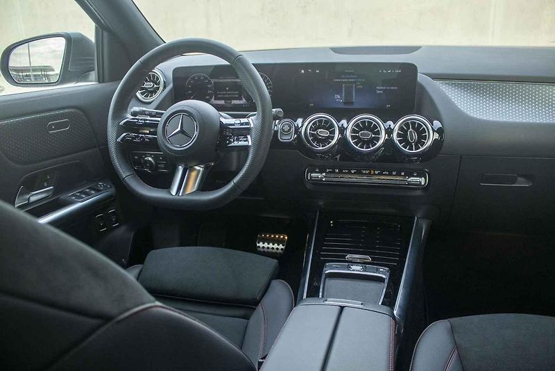 GLA s hybridem do zásuvky je ideální volbou do města a okolí.