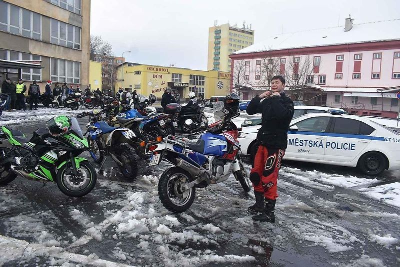 Tradiční Vánoční vyjížďka motorkářů zasněženým Krnovem na Štědrý den 24. 12. 2023