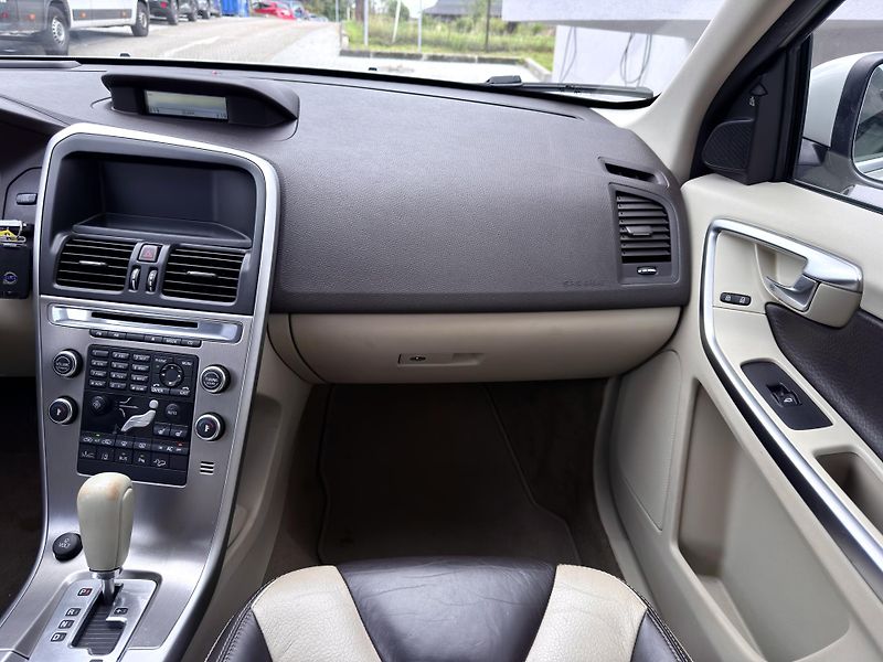 Volvo XC60 D5 AWD // SUMMUM // 151 kW - fotka 20 z 22