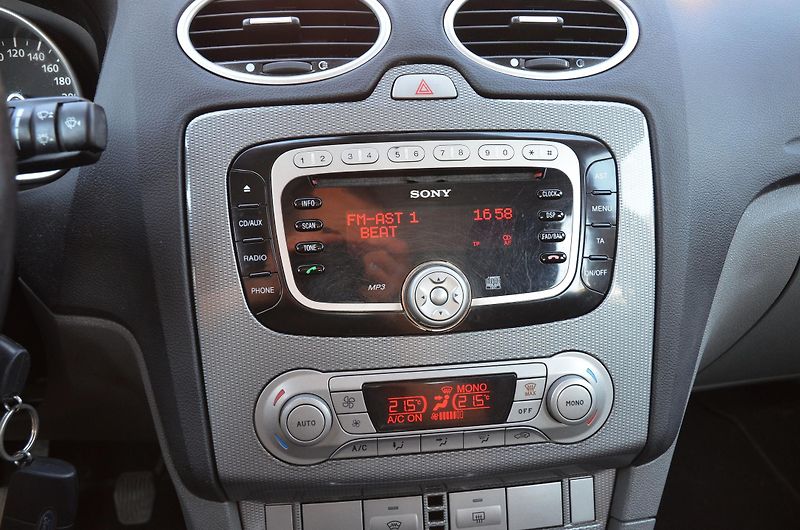 Ford Focus (2009) 1.6i 16V 74kW TITANIUM 2x kola - fotka 23 z 26