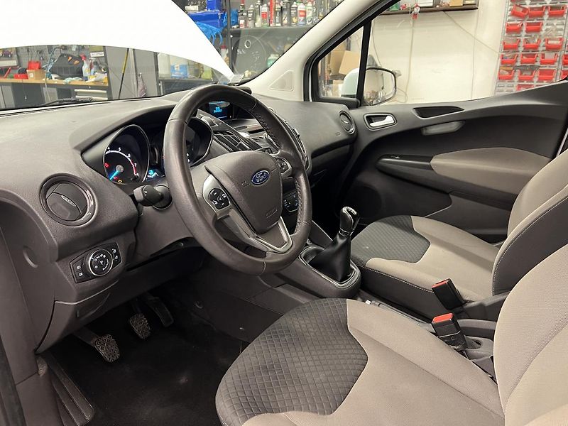 Ford Tourneo Courier 1.0 ECOBOOST 74kW - fotka 7 z 16