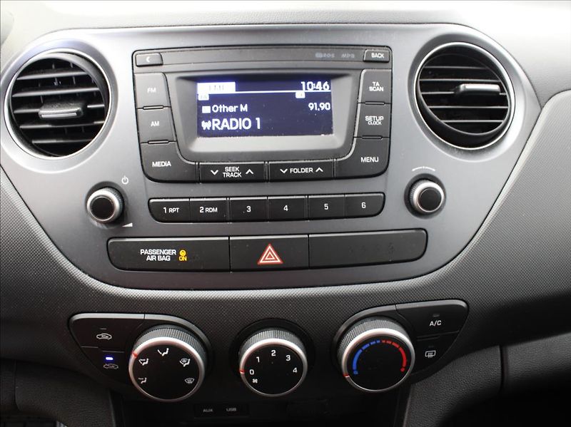 Hyundai i10 1,0 i 48kW 1.maj.ČR  86tkm. - fotka 10 z 15