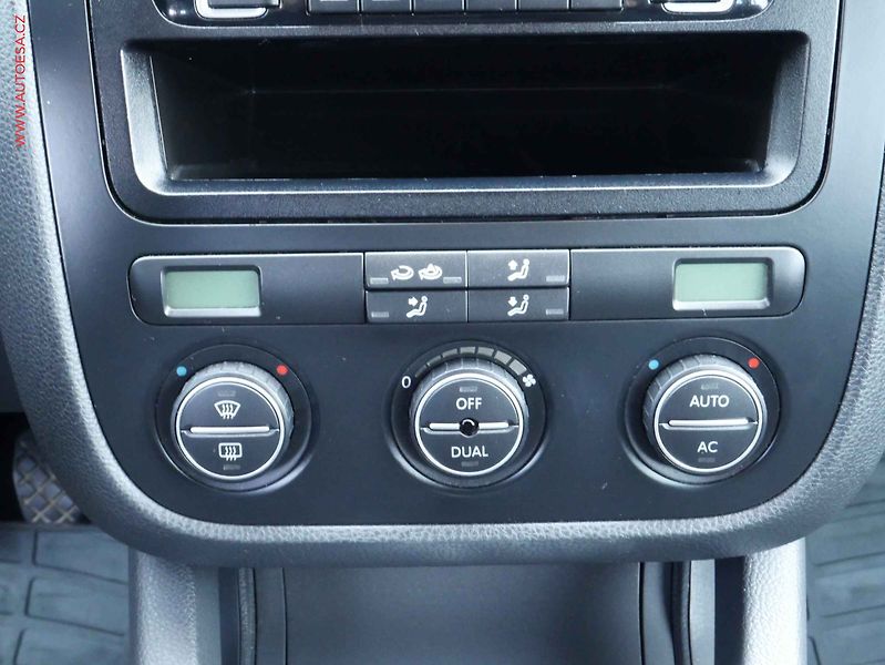 Volkswagen Golf (2009) 1.6i, 2.maj, AC - fotka 12 z 14
