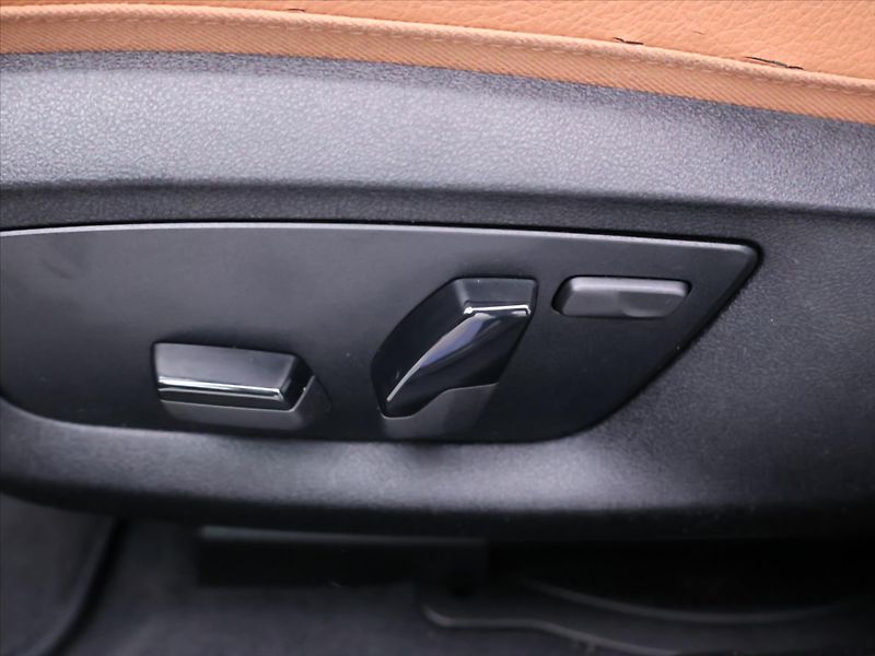 BMW Řada 5 2,0 520da 120kW Sport - fotka 18 z 38