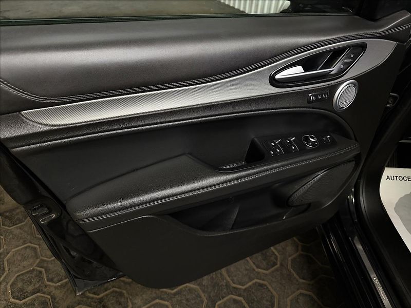 Alfa Romeo Stelvio VELOCE 206kW Q4 PANO TAŽNÉ R21 - fotka 14 z 43