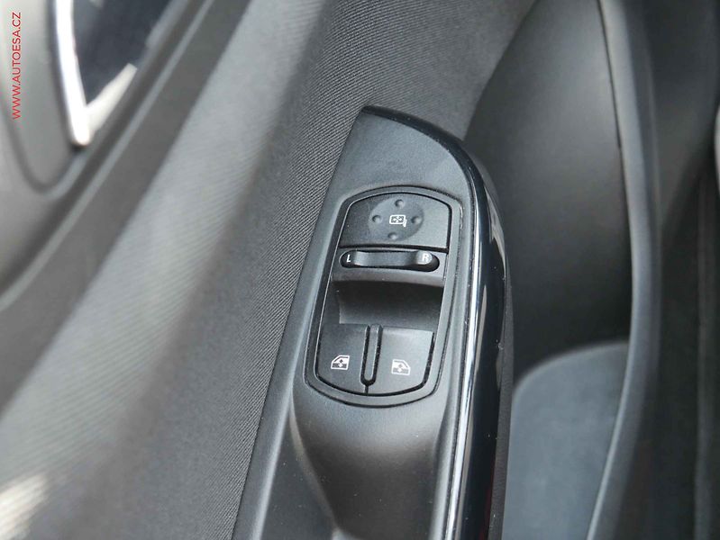 Opel Corsa (2018) 1.4i, 1.maj,ČR, AC - fotka 12 z 15