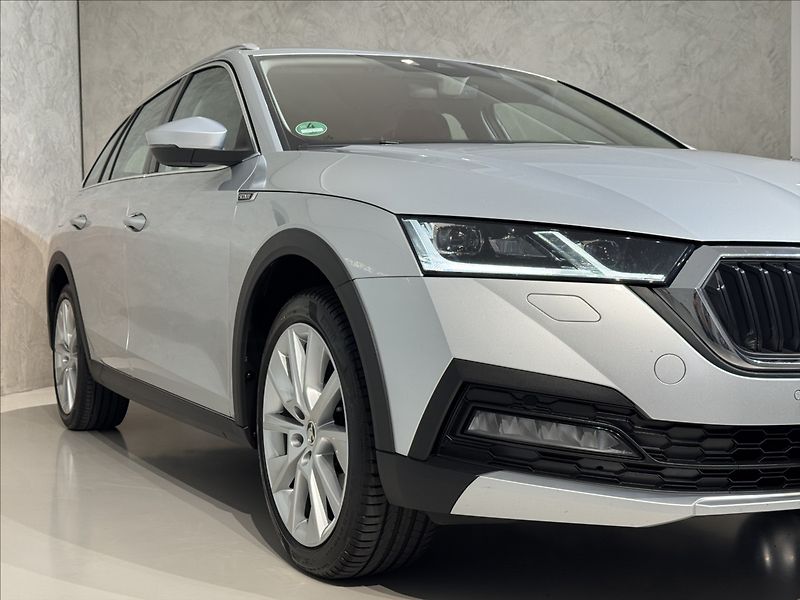 Škoda Octavia 2,0 TDi  DSG 4x4 Scout Virtual - fotka 5 z 46