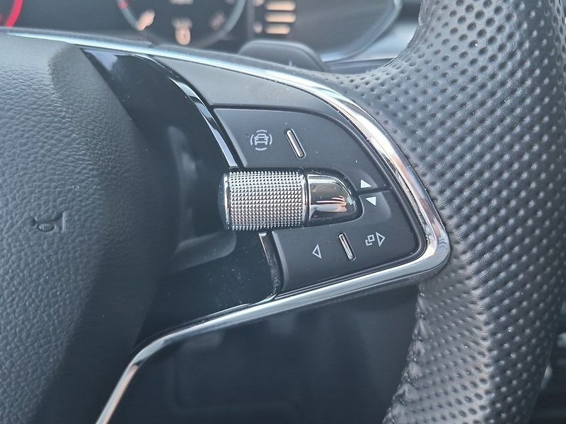 Škoda Superb Combi 2.0 TSI DSG Style+ 140 k - fotka 15 z 25