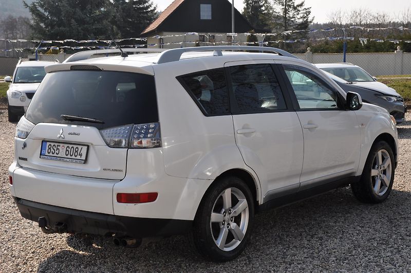 Mitsubishi Outlander 2.0Di-D 103kW 4x4 - fotka 3 z 12