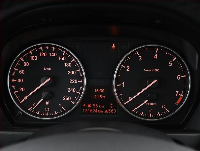 BMW Řada 3 (2008) 320 i, Xenony, Tempomat - fotka 9 z 16