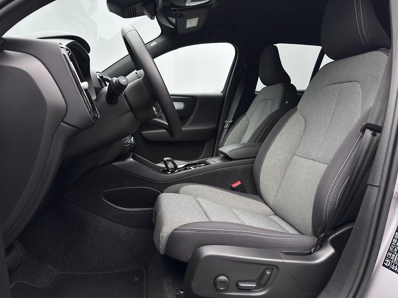 Volvo XC40 B4 DARK PLUS CZ 1.maj - fotka 4 z 47
