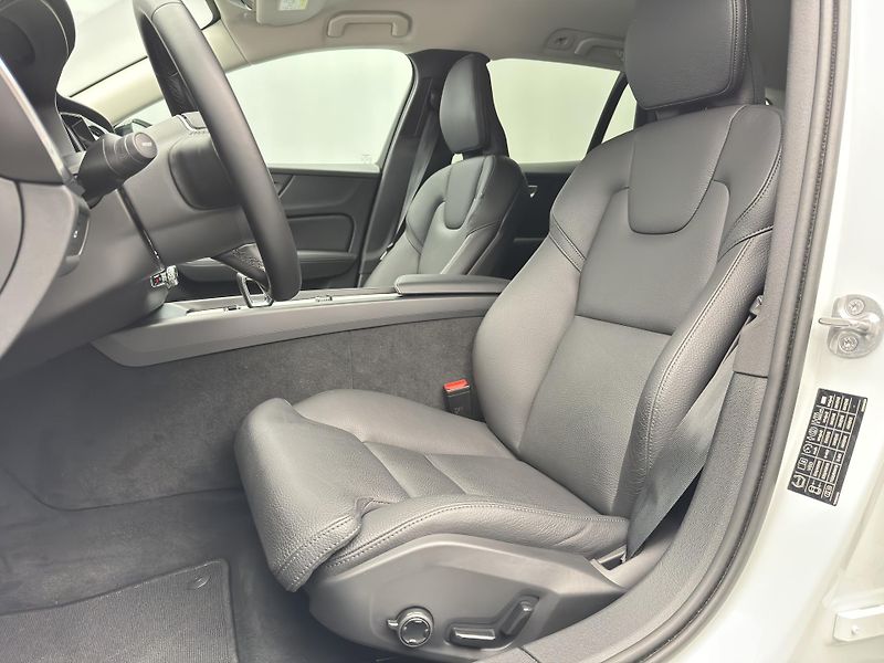 Volvo V60 B4 DARK PLUS AUT CZ 1.maj - fotka 4 z 44
