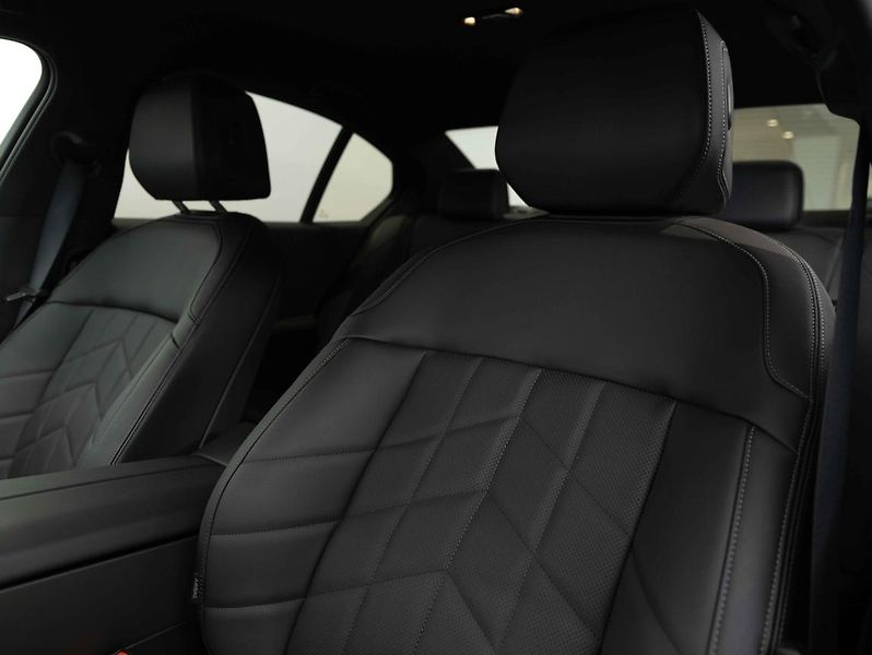 BMW Řada 5 520d xDrive - fotka 19 z 21