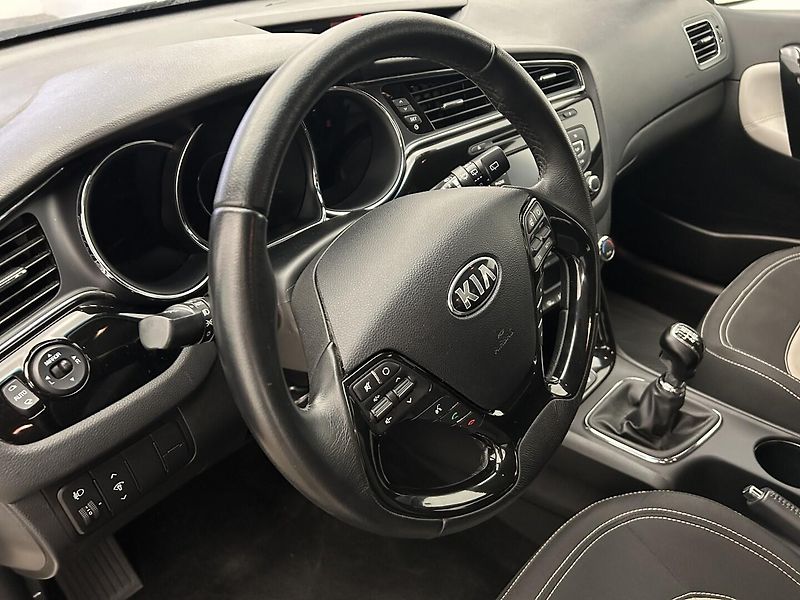 Kia Ceed 1.6 CRDI EXCLUSIVE - fotka 8 z 25
