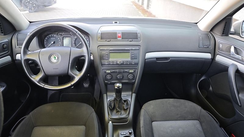 Škoda Octavia (2007) 1,6 benzín kombi - fotka 22 z 36