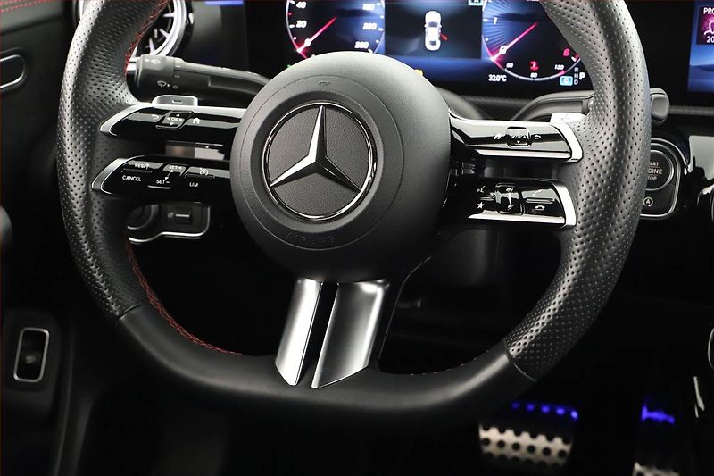 Mercedes-Benz CLA (2024) 200 d - fotka 17 z 21