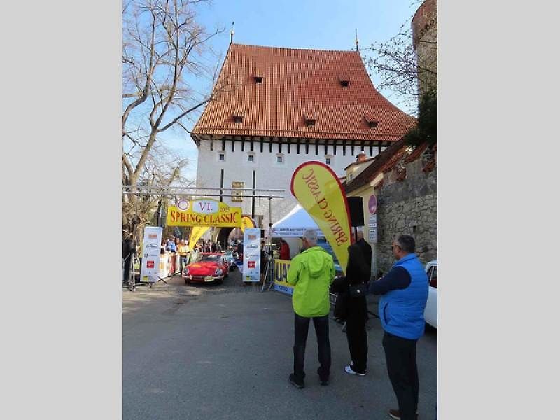Michal a Jonáš Pavlíčkovi na startu. Rallye Spring Classic startovalo v sobotu 12. dubna dopoledne z jihočeského Tábora. Na trasu 231 kilometrů vyrazilo 100 posádek.