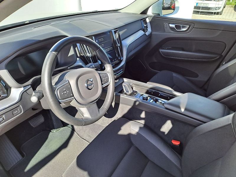 Volvo XC60 Momentum Pro B4 AWD 145kW - fotka 12 z 29