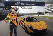 Replika McLarenu P1 v reálné velikosti se skládá z 342 817 dílků, váží přibližně 1220 kilogramů.