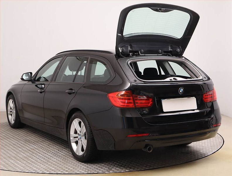 BMW Řada 3 (2013) 318 d, Xenony, Tempomat - fotka 23 z 23