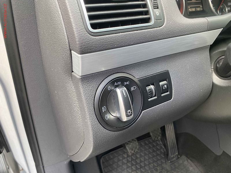 Volkswagen Touran (2012) 2.0 TDi, AC, panor - fotka 15 z 18