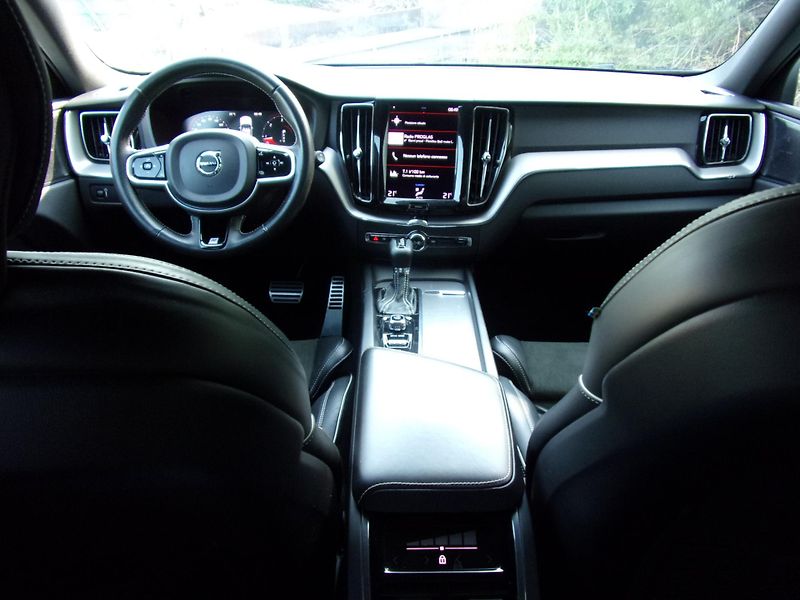 Volvo XC60 (2018) 2.0D4 140kW AWD R-LINE 148 000 - fotka 11 z 31