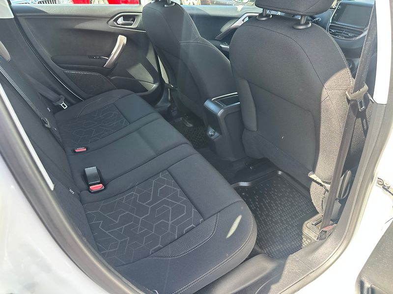 Peugeot 2008 (2014) 1.2T 60kw - fotka 13 z 22