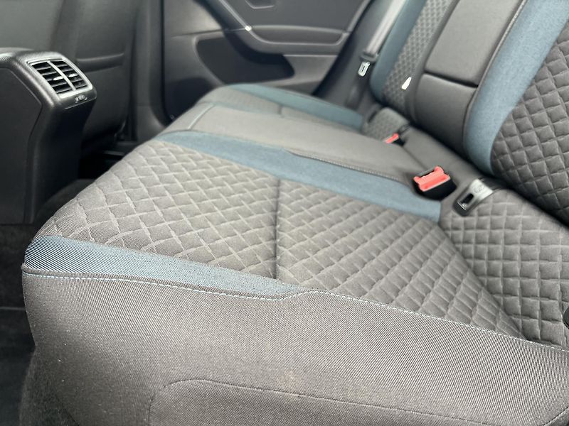 Volkswagen Golf IQ.DRIVE 1.6TDi DSG KLIMA ALU - fotka 36 z 55