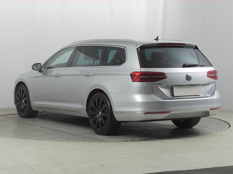 Volkswagen Passat (2016) 2.0 TDI, Automat, Kůže, Navi - fotka 4 z 21