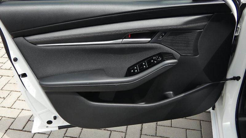 Mazda 3 2.0 Skyactive-G120 - fotka 8 z 22