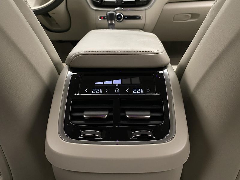 Volvo XC60 D4 AWD INSCRIPTION REZERVACE - fotka 30 z 45