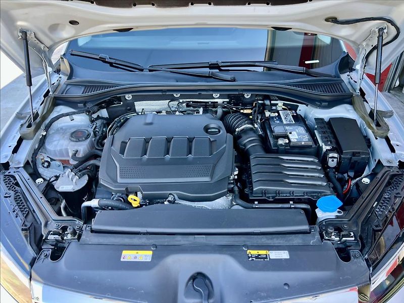 Škoda Superb 2,0 TDI DSG VIRTUAL ACC ZÁRUKA - fotka 45 z 48