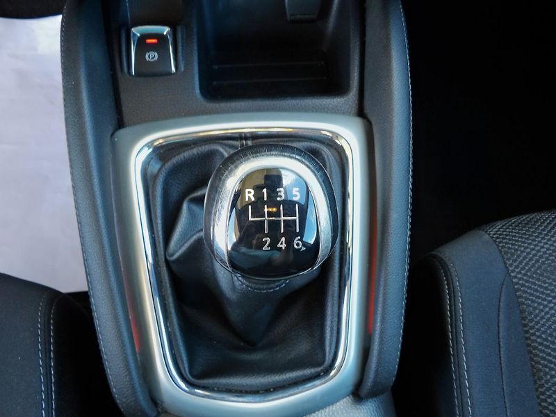 Nissan Qashqai 1.6dCi 4WD Tažné Kamera ČR - fotka 12 z 33