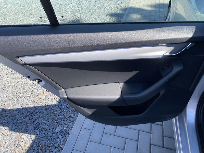 Škoda Octavia 1.4 TSI 103kW - 1xMAJ.-ALU-PDC - fotka 29 z 42