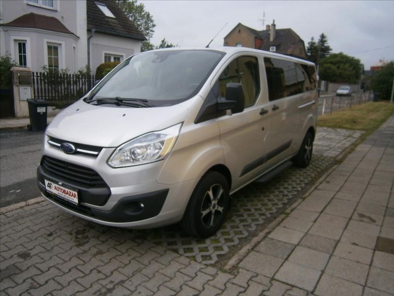 Ford Tourneo Custom 2,2 TDCI 114 KW  TITANIUM - fotka 3 z 21