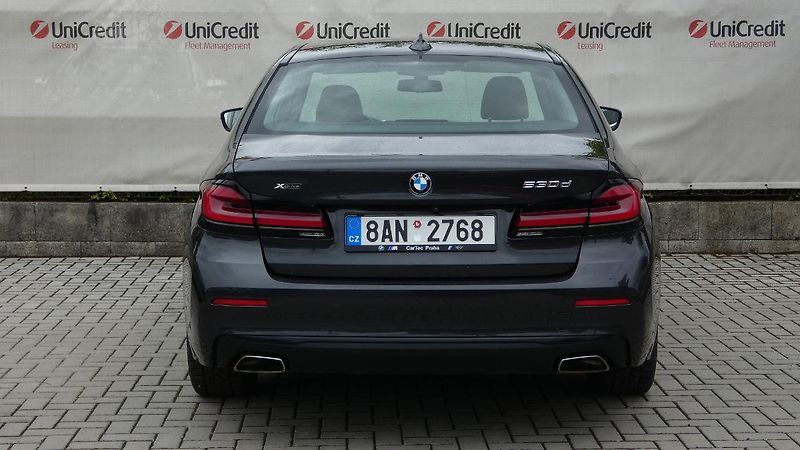 BMW Řada 5 530d xDrive - fotka 4 z 25