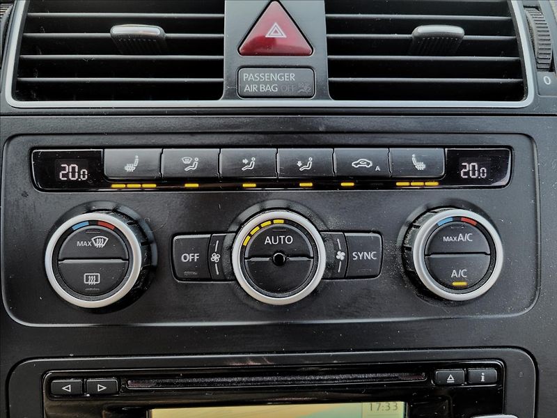 Volkswagen Touran 2,0 dsg,Highline,kůže,navi - fotka 29 z 44