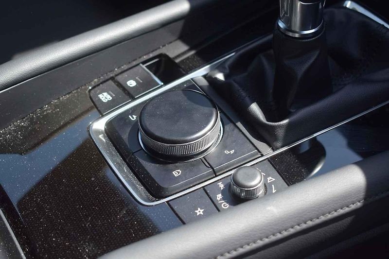 Automobilky přistupují k ovládání asistenčních systémů velmi různorodě