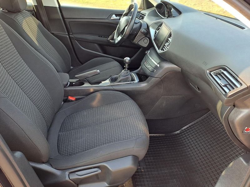 Peugeot 308 (2018) 1.6 HDi SERVISKA PĚKNÝ STAV - fotka 13 z 31
